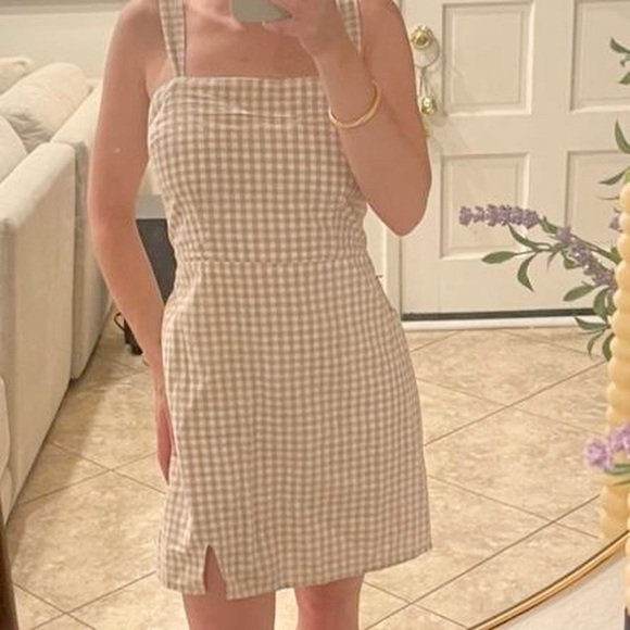 Abercrombie & Fitch Dresses & Skirts - Abercrombie & Fitch tan and white gingham mini dress w/ small side slit size XL